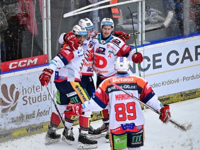 Hráči HC Dynamo Pardubice oslavujú gól