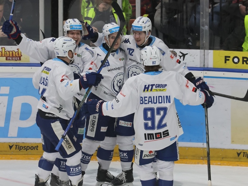 Hráči HC Kometa Brno oslavujú gól