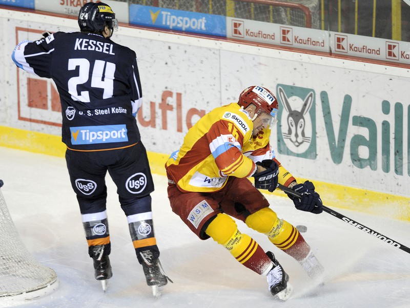 Ondrej Mikula z HK Dukla Trenčín a Blake Kessel