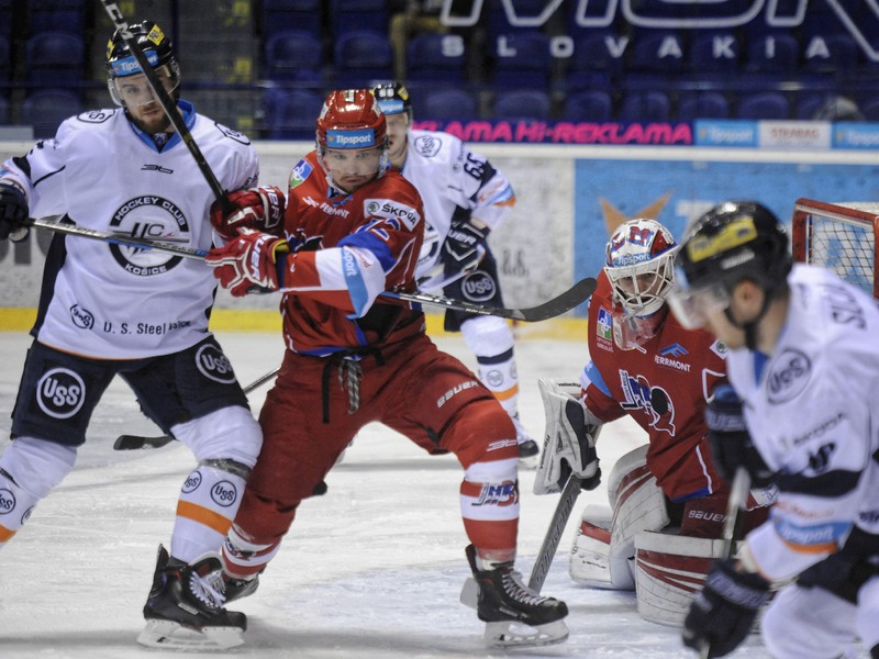 Martin Dudáš z HC Košice a Martin Gründling a Andrej Košarišťan z MHk 32 Liptovský Mikuláš