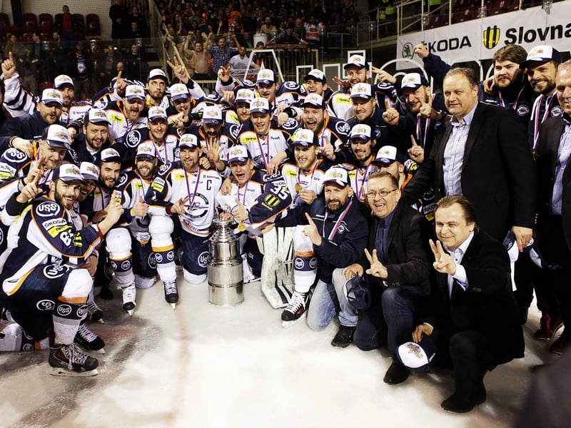 Hokejisti HC Košice s majstrovskou trofejou