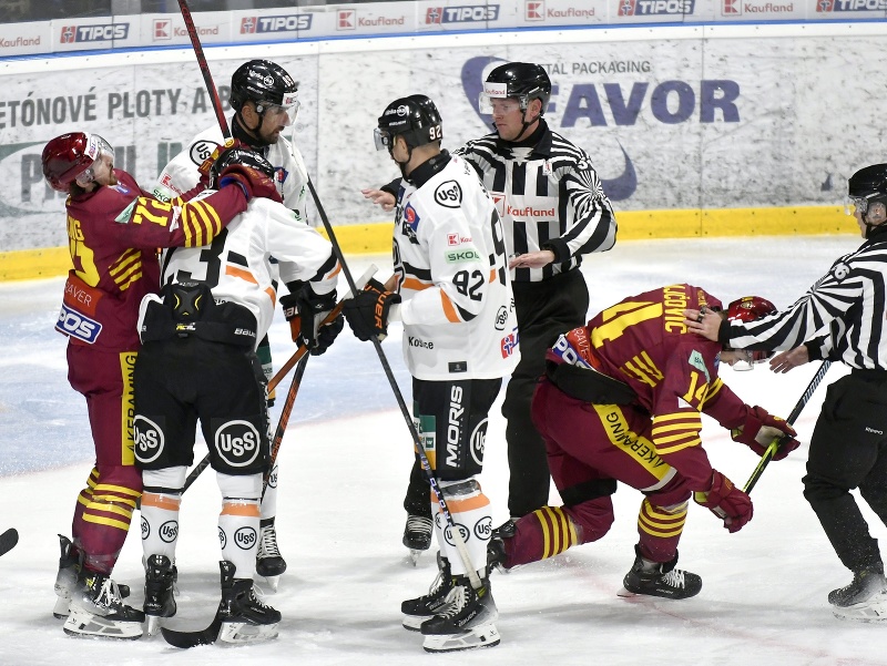 Potýčka hráčov v zápase 14. kola hokejovej Tipos extraligy HC Košice - HK Dukla Trenčín v Košiciach