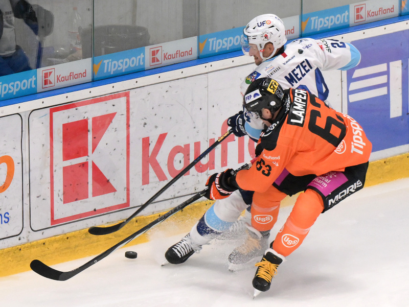 Zľava Branislav Mezei (Nitra) a Patrik Lamper (Košice) v súboji o puk