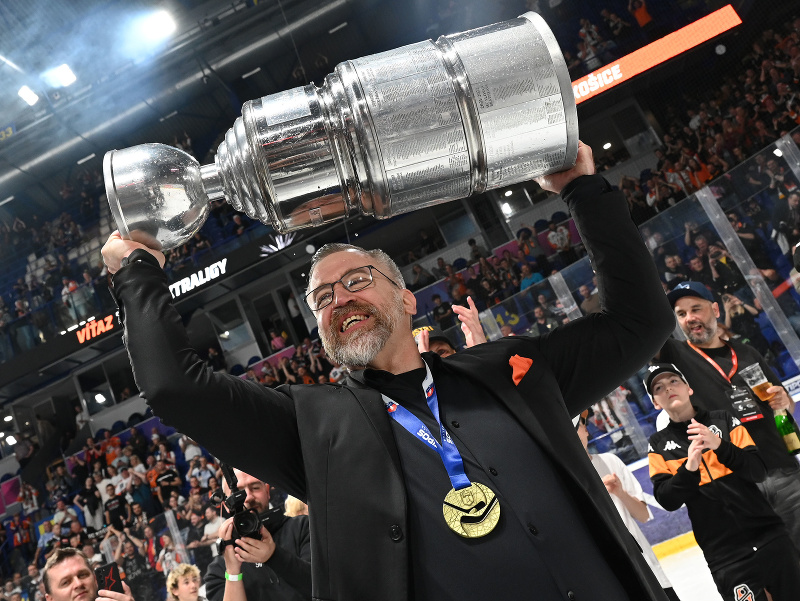 Tréner HC Košice Dan Ceman s Pohárom Vladimíra Dzurillu (v popredí) za víťazstvo v Tipos extralige 2024/2025