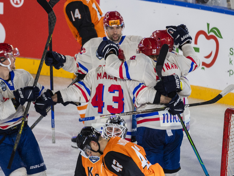 Na snímke hokejisti Slovana sa tešia po strelení vyrovnávajúceho gólu
