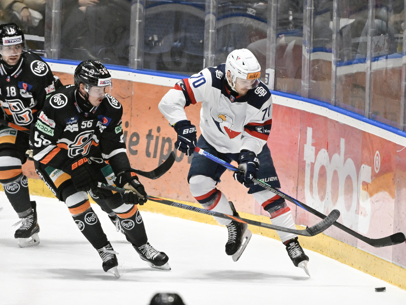 Vpravo Branislav Kubka (Slovan) a vľavo Maxwell Gildon (Košice) v súboji o puk