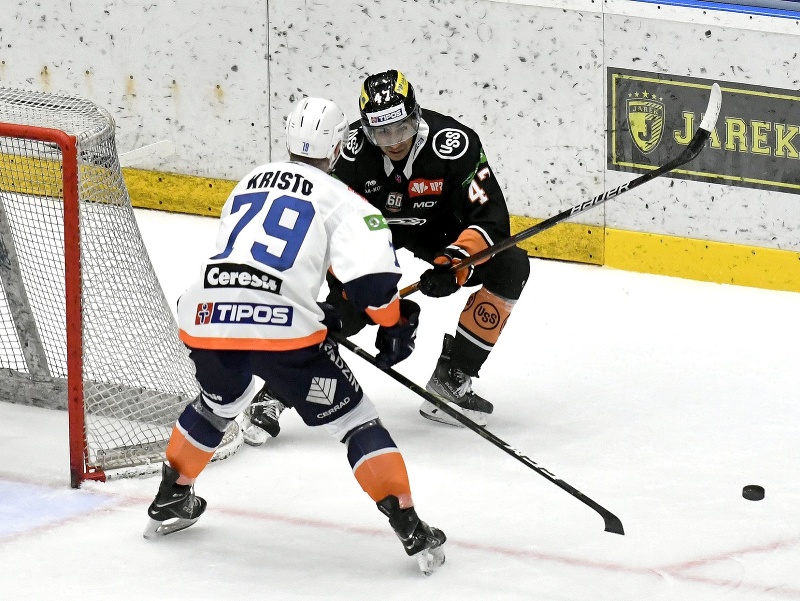 Zľava hokejista HC Dukla Ingema Michalovce Danny Kristo a hráč HC Košice Patrick Watling bojujú o puk
