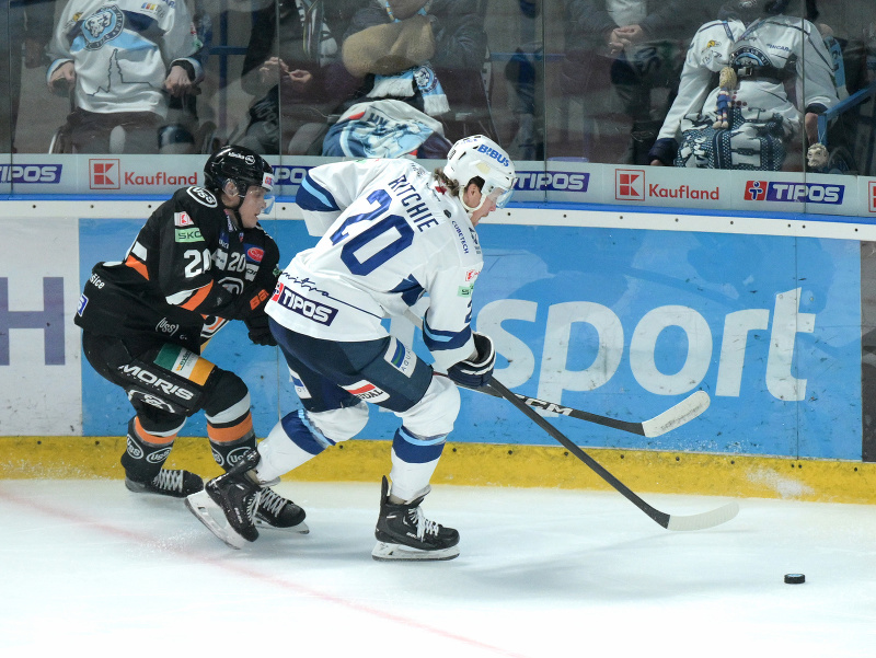 Zľava Peter Repčík (Košice) a Brett Ritchie (Nitra) bojujú o puk