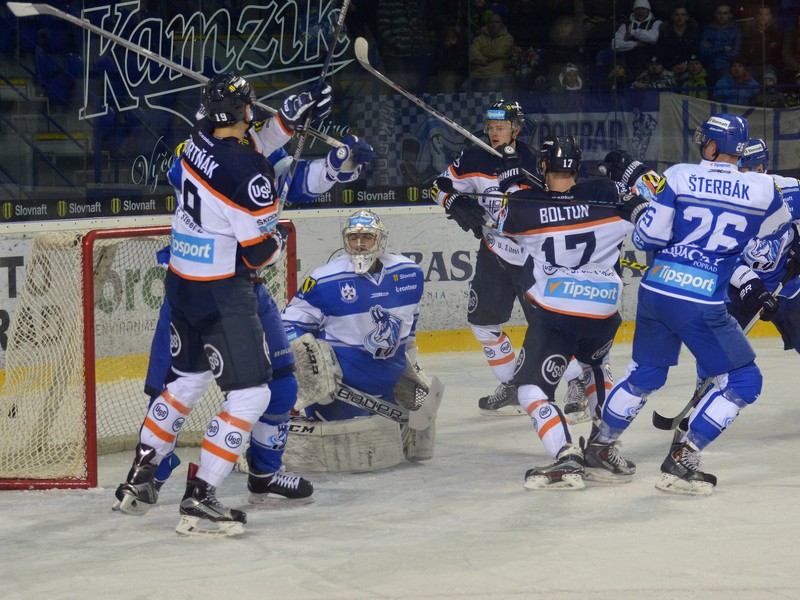 Peter Boltun z HC Košice (druhý sprava) počas hokejového zápasu 34. kola Tipsport ligy