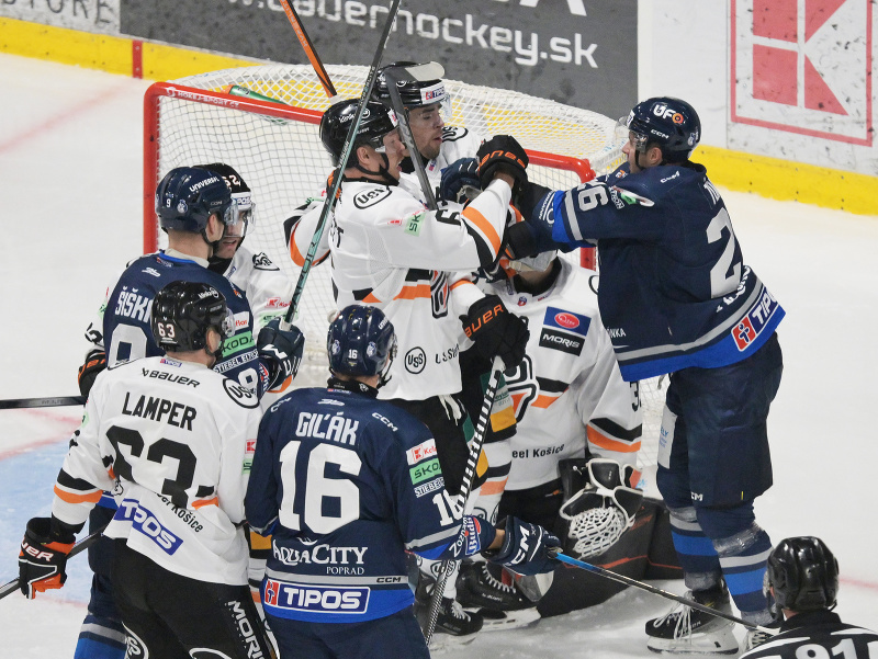 Šarvátka počas zápasu 16. kola hokejovej Tipos extraligy HC Košice – HK Poprad