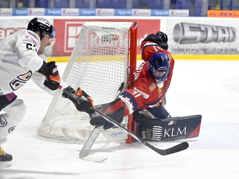 Na snímke zľava Patrik Lamper (Košice) a brankár Pavel Kantor (Zvolen) v 7. kole hokejovej Tipos extraligy HC Košice - HKM Zvolen 28. septembra 2025 v Košiciach