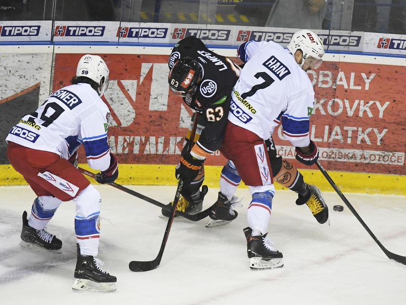 Samuel Hain v súboji s Patrikom Lamperom (HC Košice)