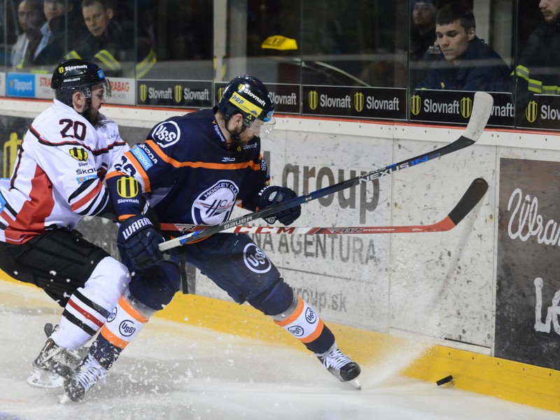 Jason Bast z HC '05 iClinic Banská Bystrica (vľavo) a Ivan Jankovič z HC Košice