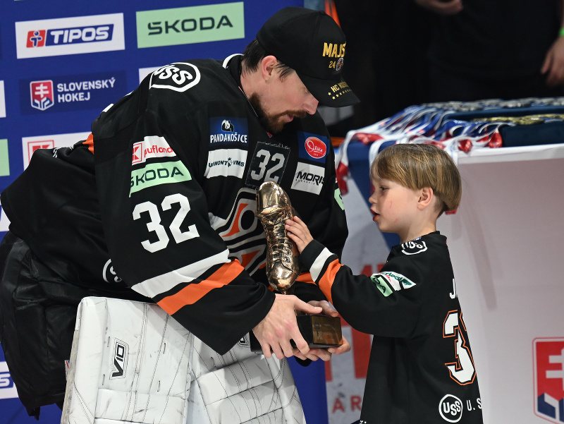 Brankár Jaroslav Janus z HC Košice s cenou pre najužitočnejšieho hráča Tipos extraligy 2024/2025.