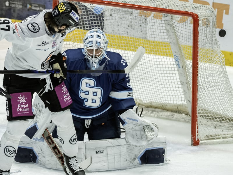 Sprava brankár Jaroslav Janus (Slovan) a Simon Jellúš (Košice) 