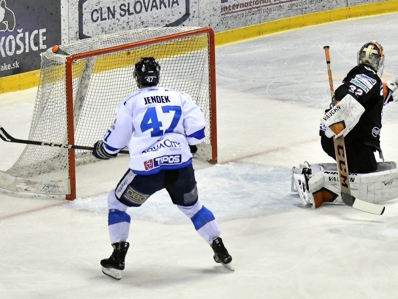 Na snímke zľava Dominik Jendek (Poprad) a brankár Jaroslav Janus (Košice)