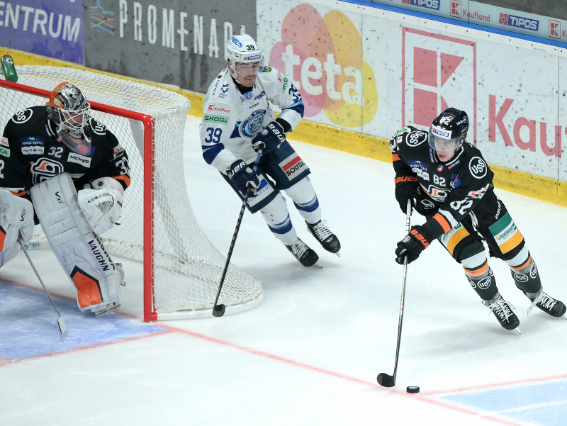 Zľava brankár Jaroslav Janus (Košice), Jakub Lacka (Nitra) a Dávid Kohút (Košice)