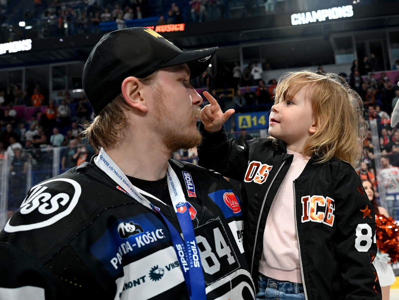 Joona Jääskeläinen HC Košice s ratolesťou po skončení 7. kola vo finále Tipos extraligy 2024/2025 