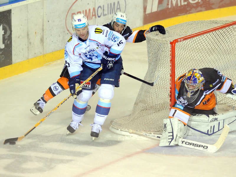 Jozef Stumpel z HK Nitra (vľavo) a brankár Tomáš Halász z HC Košice