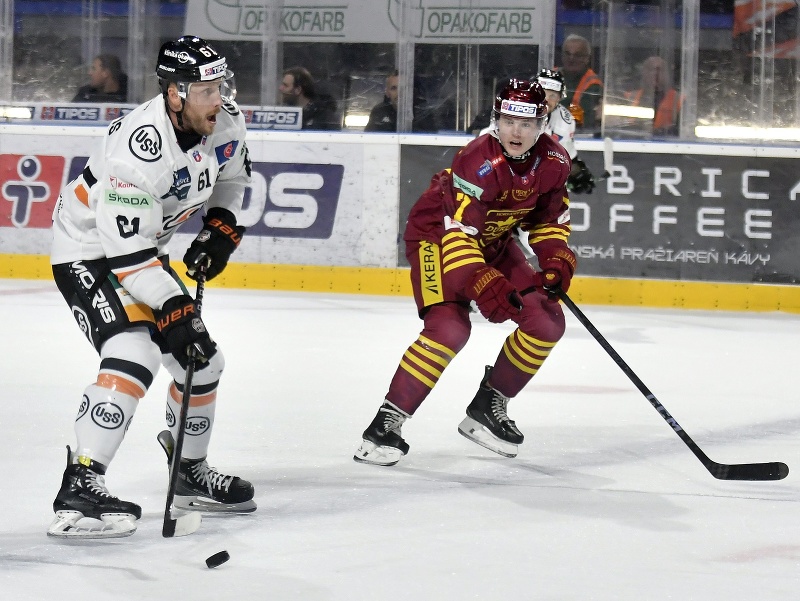 Zľava Marek Bartánus (Košice) a Brett Stapley (Trenčín) v súboji o puk