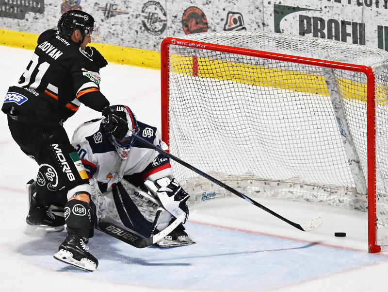Na snímke vľavo útočník Košíc Michal Chovan strieľa víťazný gól na 3:2 v samostatných nájazdoch v šlágri 43. kola hokejovej Tipos extraligy