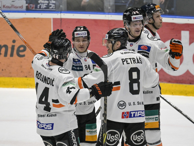Hokejisti HC Košice sa radujú z gólu, vpravo Šimon Petráš