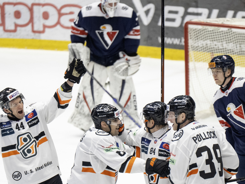 V pozadí vľavo brankár Henri Kiviaho, vpravo Jonáš Peterek (obaja Slovan) a v popredí gólová radosť zľava Mislav Rosandič, Šimon Petráš, strelec gólu Joona Jääskeläinen a Brett Pollock (všetci Košice)