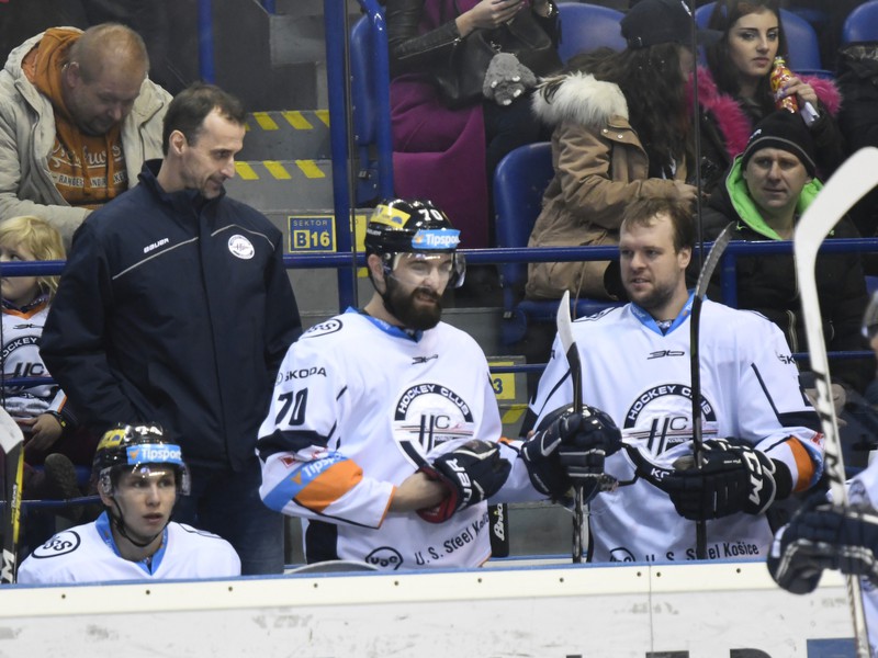 Na snímke vľavo na striedačke nový poverený  asistent trénera HC Košice Peter Bartoš