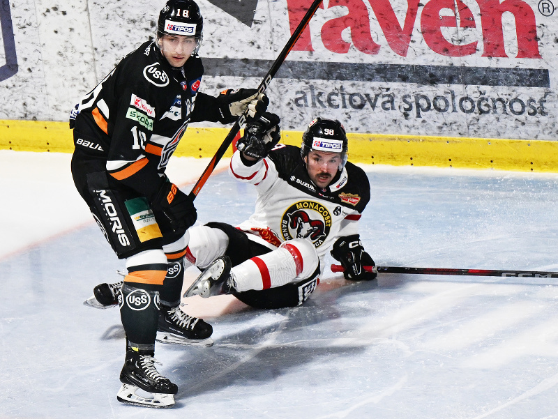 Na snímke zľava Radek Deyl (Košice) a Carter Turnbull (Banská Bystrica) 
(archívna fotka)