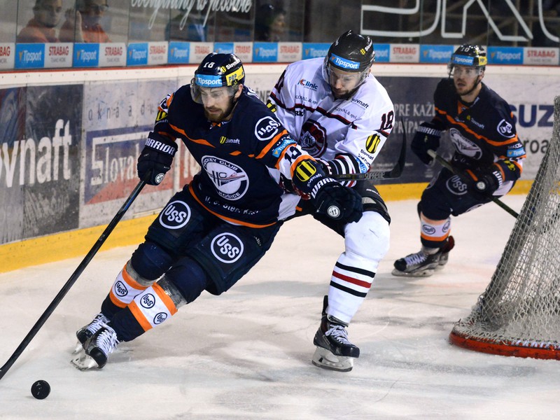 Colton Gillies z HC '05 iClinic Banská Bystrica (vpravo v popredí) a Radek Deyl HC Košice (vľavo) 