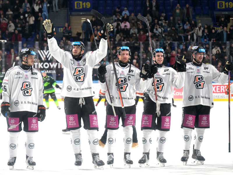 Na snímke hráči Košíc sa tešia z výhry po zápase 21. kola hokejovej Tipsport ligy