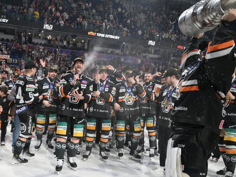 Na snímke hráči Košíc s majstrovským pohárom po siedmom zápase finále play-off hokejovej Tipos extraligy