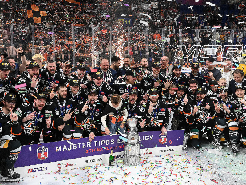 Majstrovský tím HC Košice po skončení 7. hokejového zápasu finále Tipos extraligy 2024/2025 