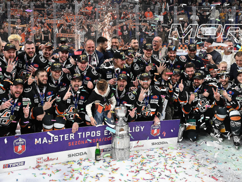 Majstrovský tím HC Košice po skončení 7. hokejového zápasu finále Tipos extraligy 2024/2025 