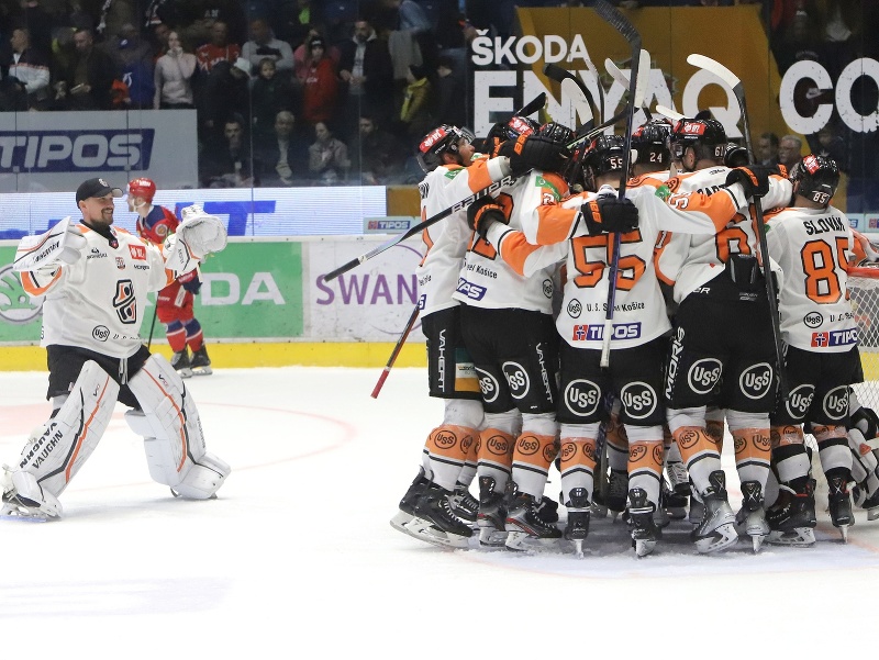 Na snímke hráči Košíc po víťazstve po treťom finálovom zápase play off Tipos extraligy v hokeji HKM Zvolen - HC Košice
