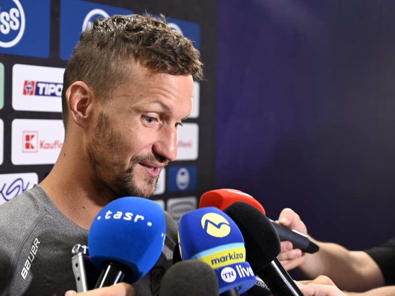 Na snímke kapitán HC Košice Michal Chovan počas rozhovoru s novinármi 