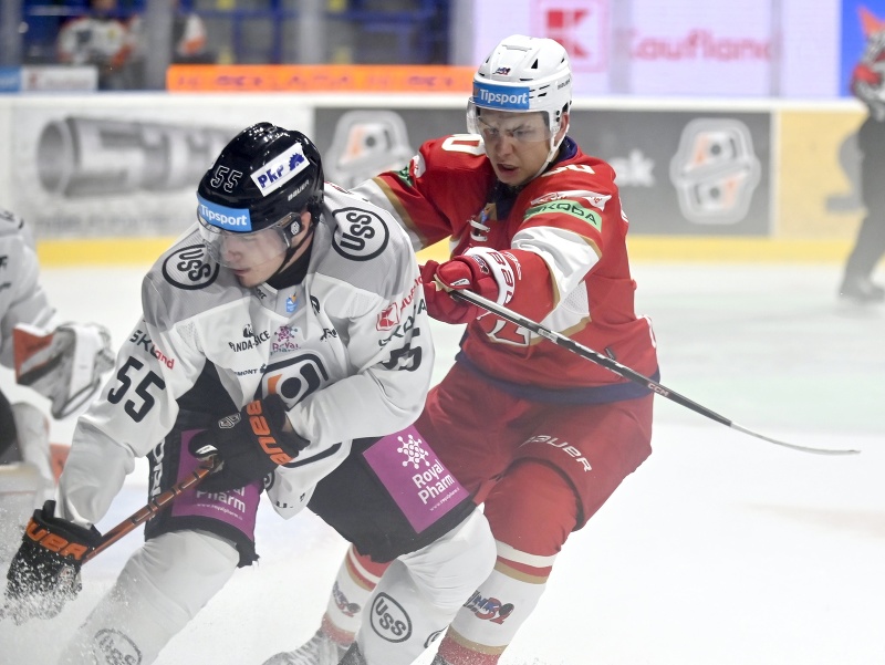 Na snímke zľava Antonín Bartoš (Košice) a Timur Ibragimov (L. Mikuláš)