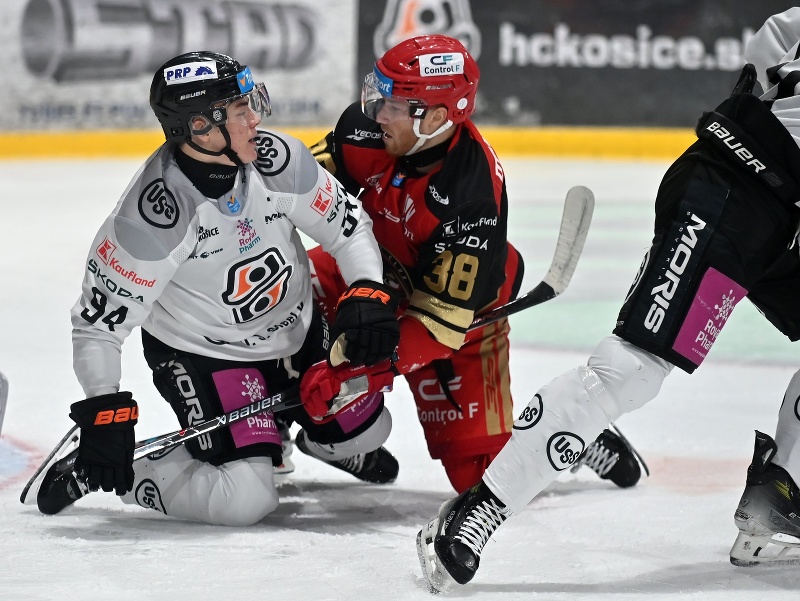 Zľava Michal Liščinský (Košice) a Ross Patrik Macdugall (Prešov)