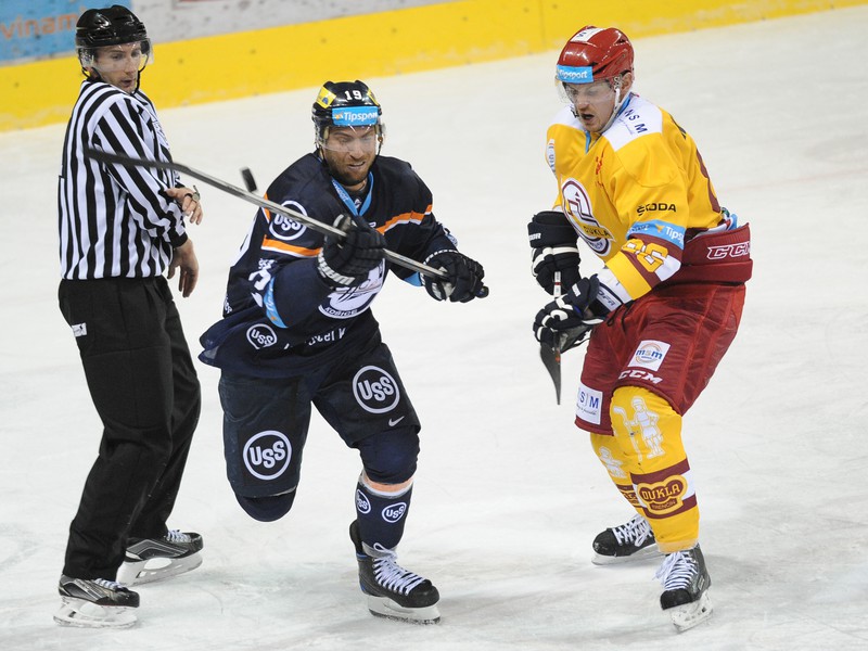Tomáš Kopecký z Dukly Trenčín a Michel Miklík z HC Košice