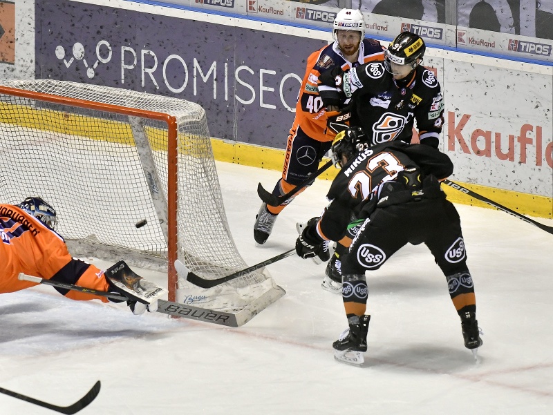 Vpravo Tomáš Mikúš (Košice) dáva prvý gól  Košíc v zápase brankárovi Michaloviec Stanislavovi Škorvánkovi (na snímke vľavo)