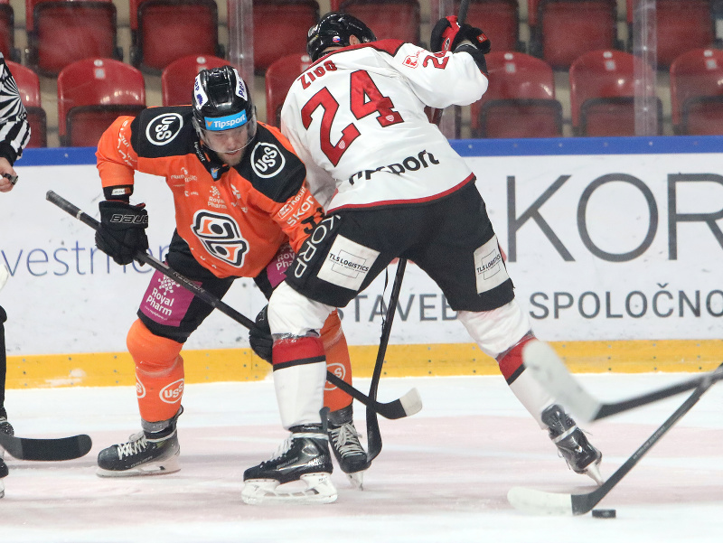 Zľava Antonín Bartoš (Košice) a Tomáš Zigo (Banská Bystrica) v súboji o puk