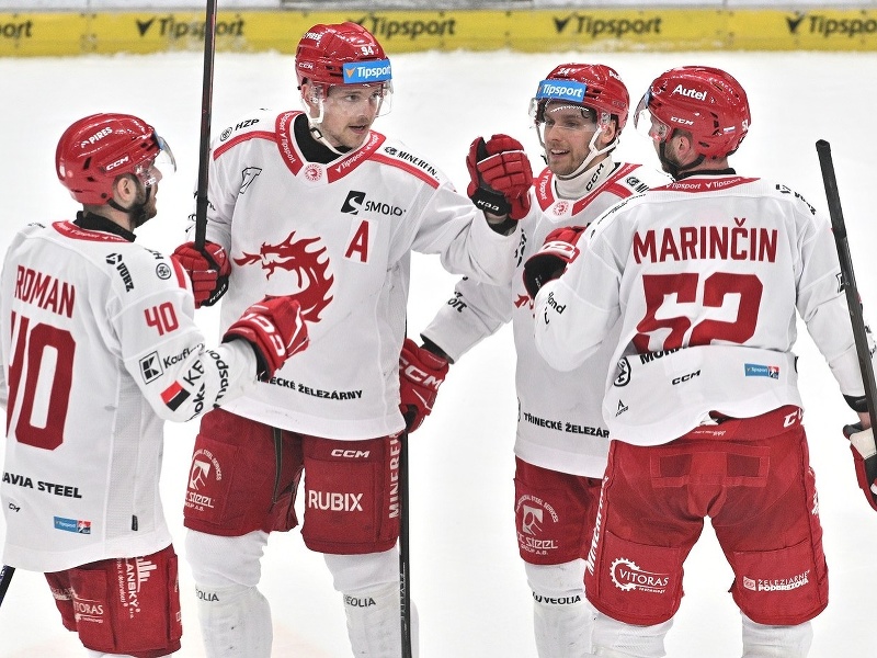 Hráči HC Oceláři Třinec oslavujú gól
