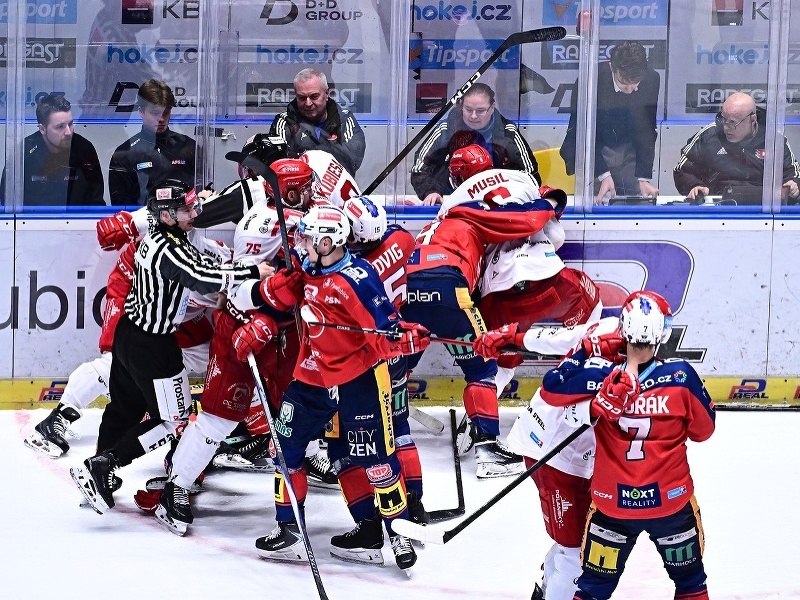 Roztržka počas druhého finále medzi HC Dynamo Pardubice a HC Oceláři Třinec