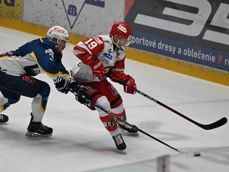 Matej Jacko z HC Hmenné (vľavo) a Samuel Hrabčák z HC Prešov