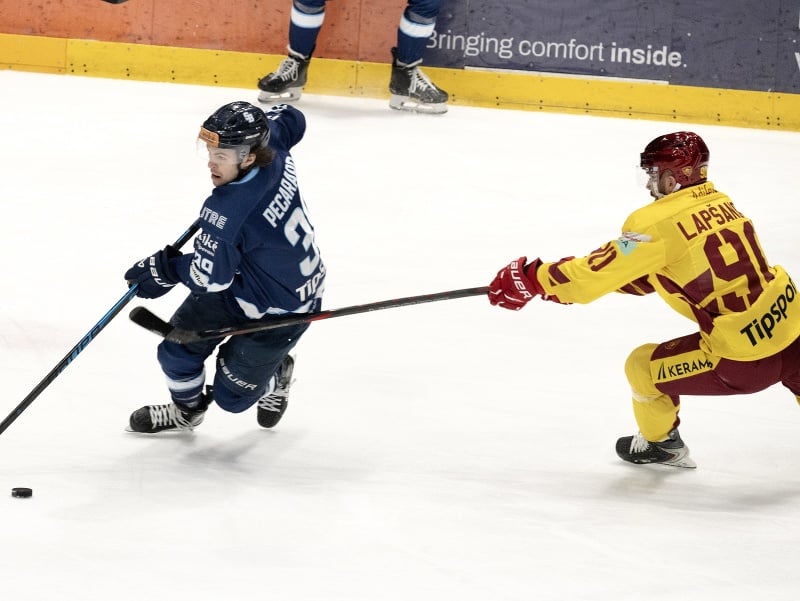 Na snímke vľavo Liam Pecararo (Slovan) a vpravo Adam Lapšanský (Trenčín) počas zápasu 51. kola Tipsport ligy HC Slovan Bratislava - HK Dukla Trenčín 