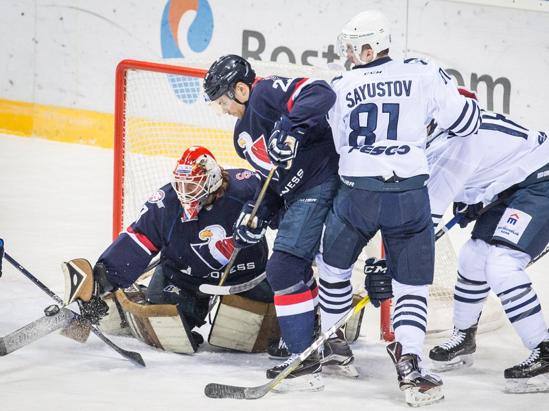 Zľava: Barry Brust a Nick Plastino z HC Slovan Bratislava a Dmitry Sayustov z Admiral Vladivostok
