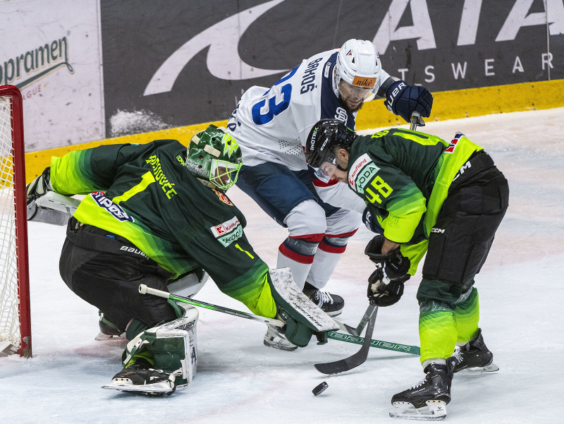 Na snímke zľava brankár Connor LaCouvée (Žilina), Liam Pecararo (Slovan) a Daniel Gachulinec (Žilina)