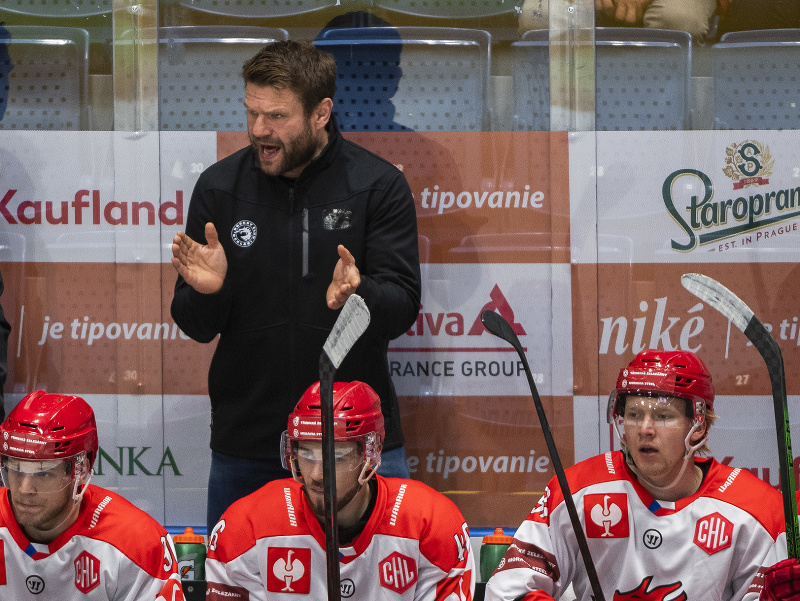 Na snímke hore tréner Třinca Václav Varaďa počas zápasu F-skupiny Ligy majstrov