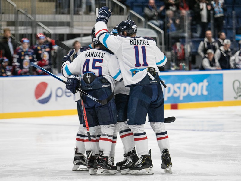 Radosť hráčov HC Slovan Bratislava po strelenom góle 