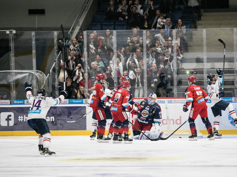 Radosť hráčov HC Slovan Bratislava po strelenom góle